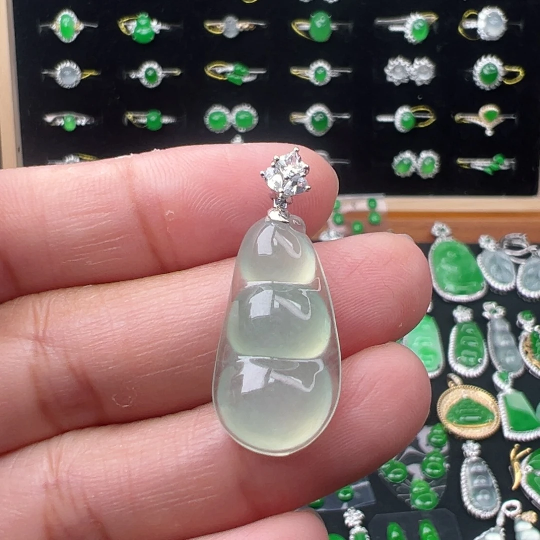 翡翠18K金镶嵌颈饰豆