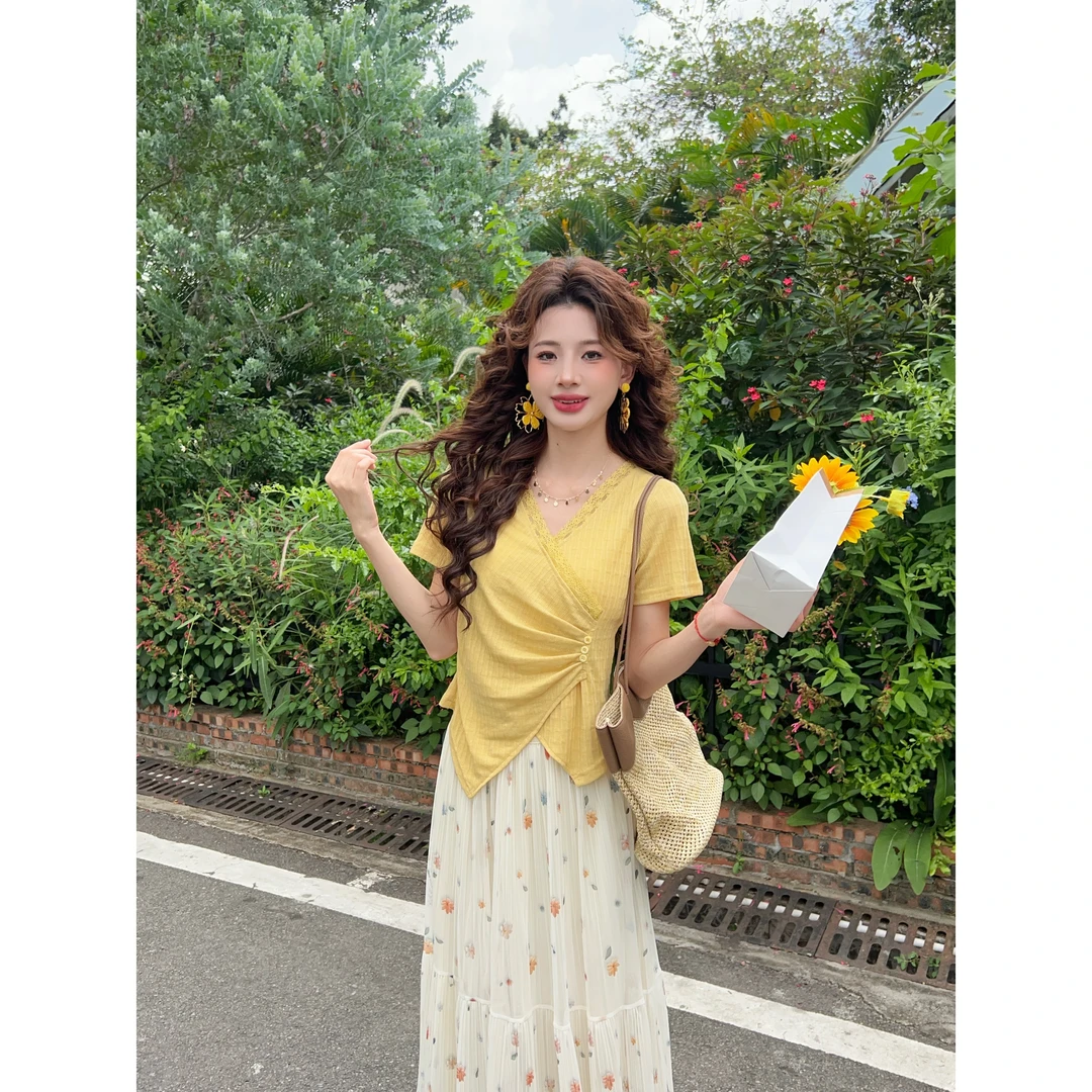 温敏er【梨花酱】温柔V领短袖小衫女夏设计感修身短款上衣MJ1688188