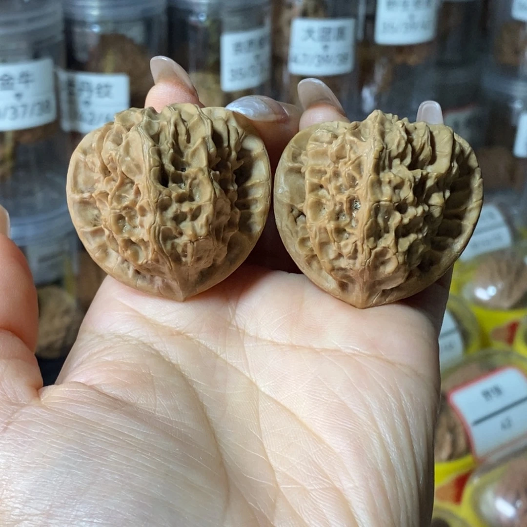 文玩核桃吊坠梨木台