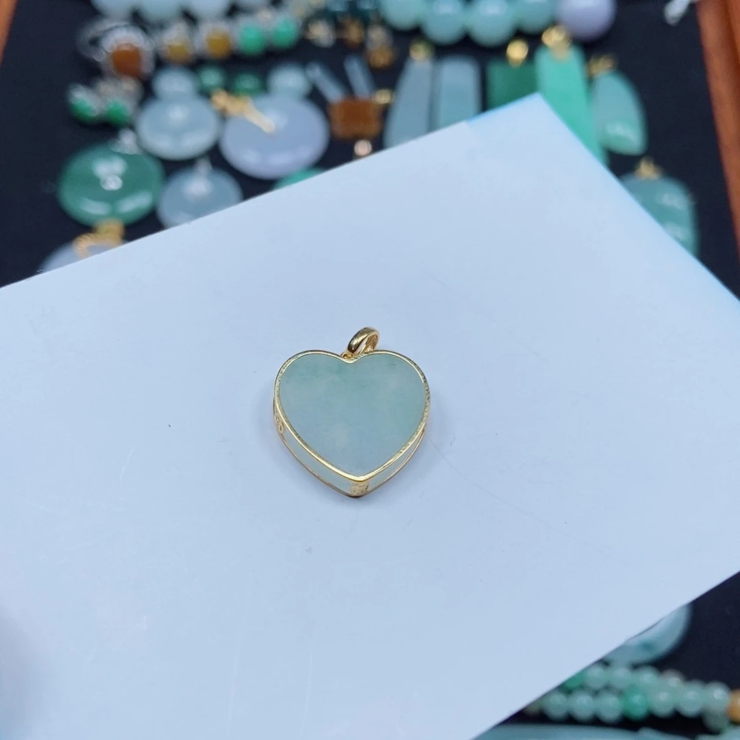 翡翠未镶嵌颈饰梓*