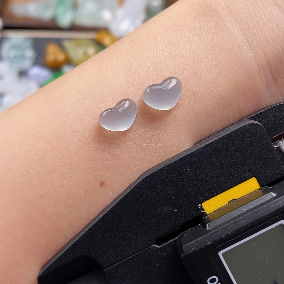 翡翠未镶嵌颈饰心心