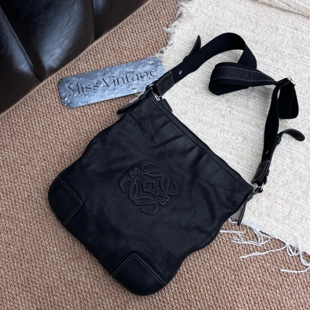 95新 LOEWE/罗意威 觅时/全皮宽肩带logo外缝线斜挎/118343