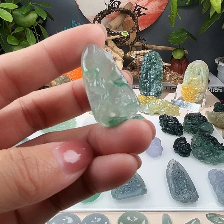 翡翠未镶嵌颈饰无相观音