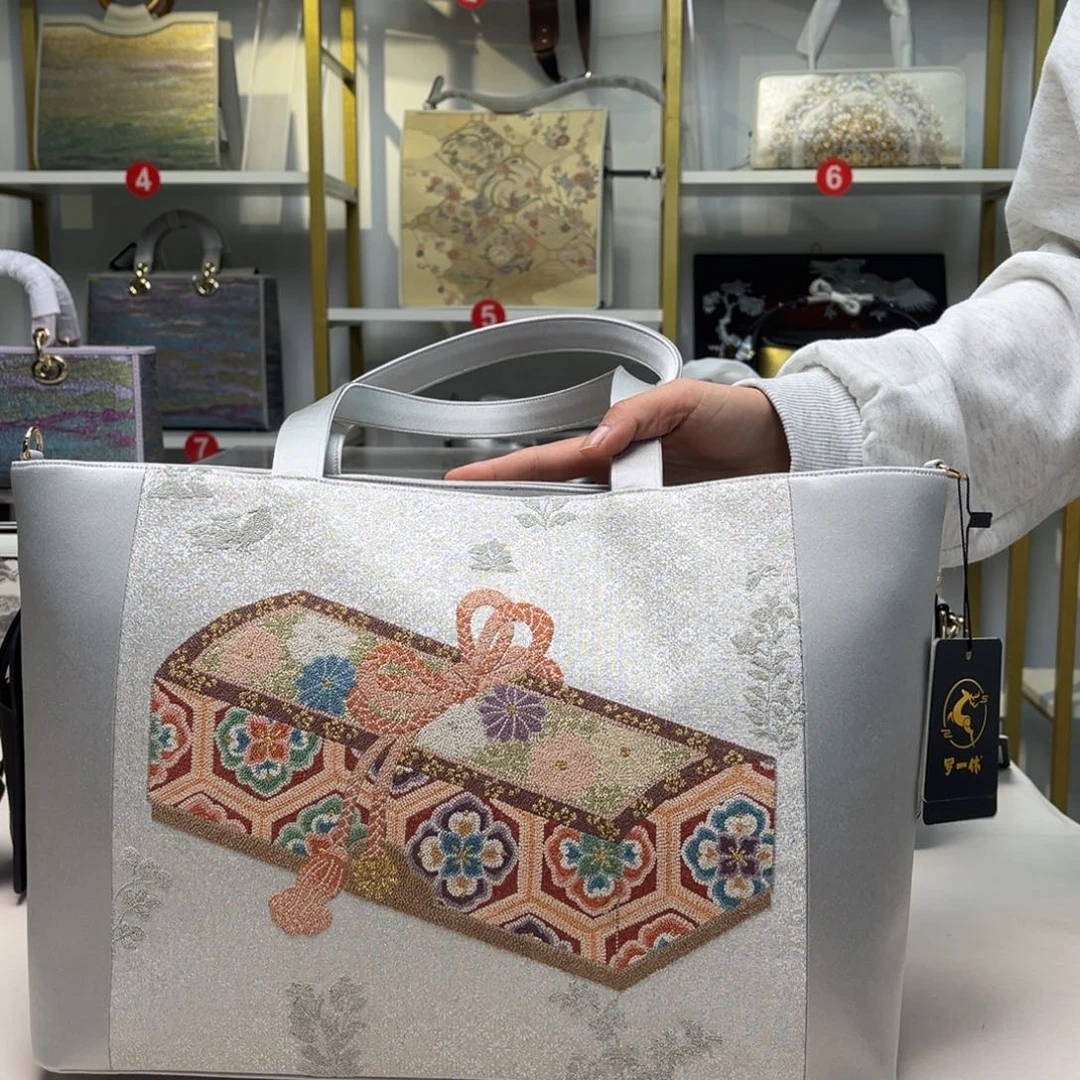 V***e织绣高定风雨中的花朵，倔强又美丽。