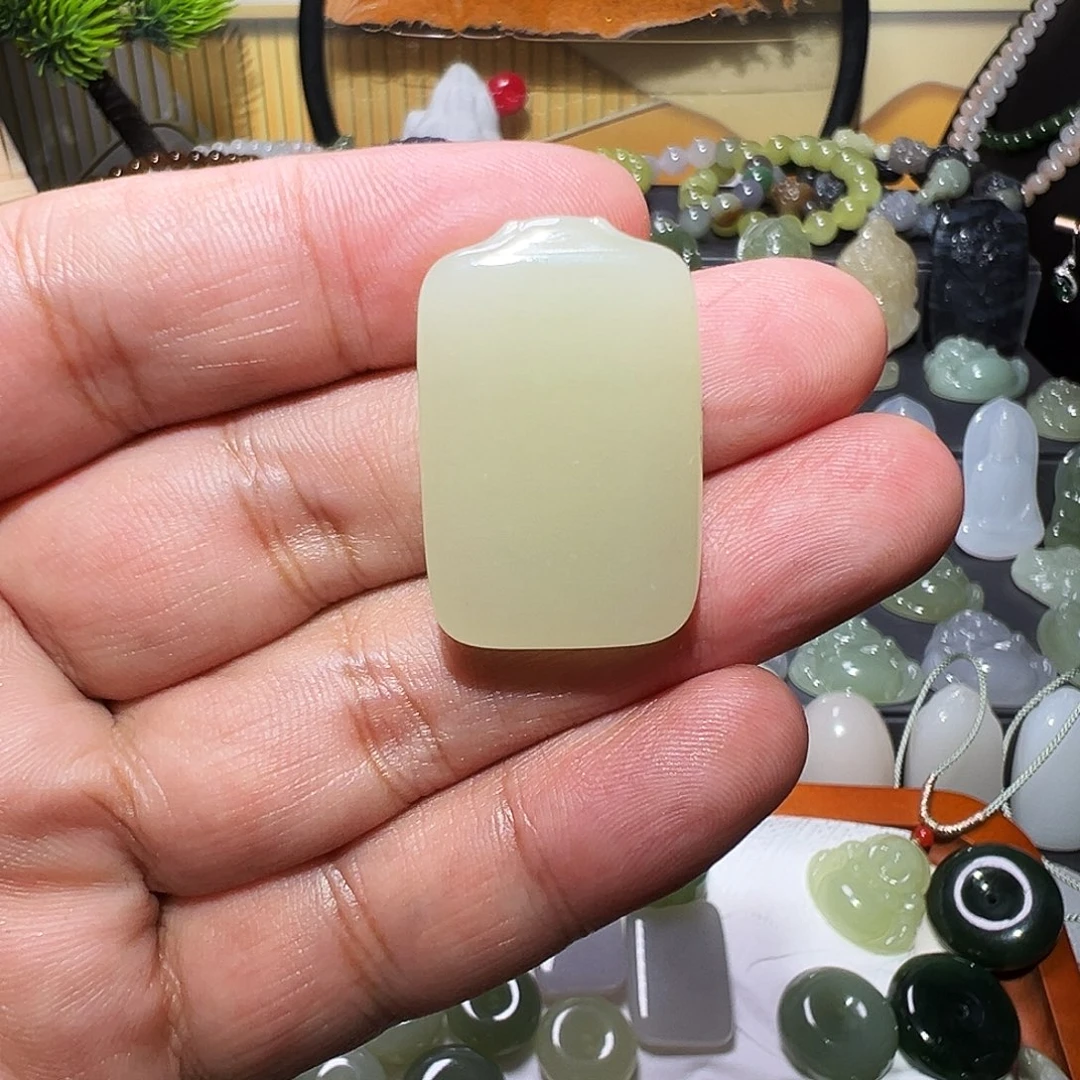 易****和田玉（黄玉）未镶嵌颈饰