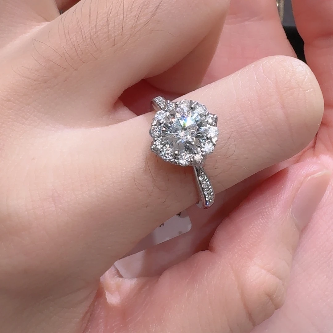 铂Pt950镶嵌实验室培育钻石灿若星辰手捧花钻戒1克拉igi