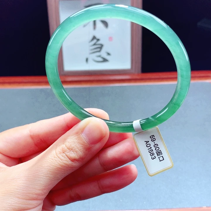 未镶嵌手镯翡翠圆镯