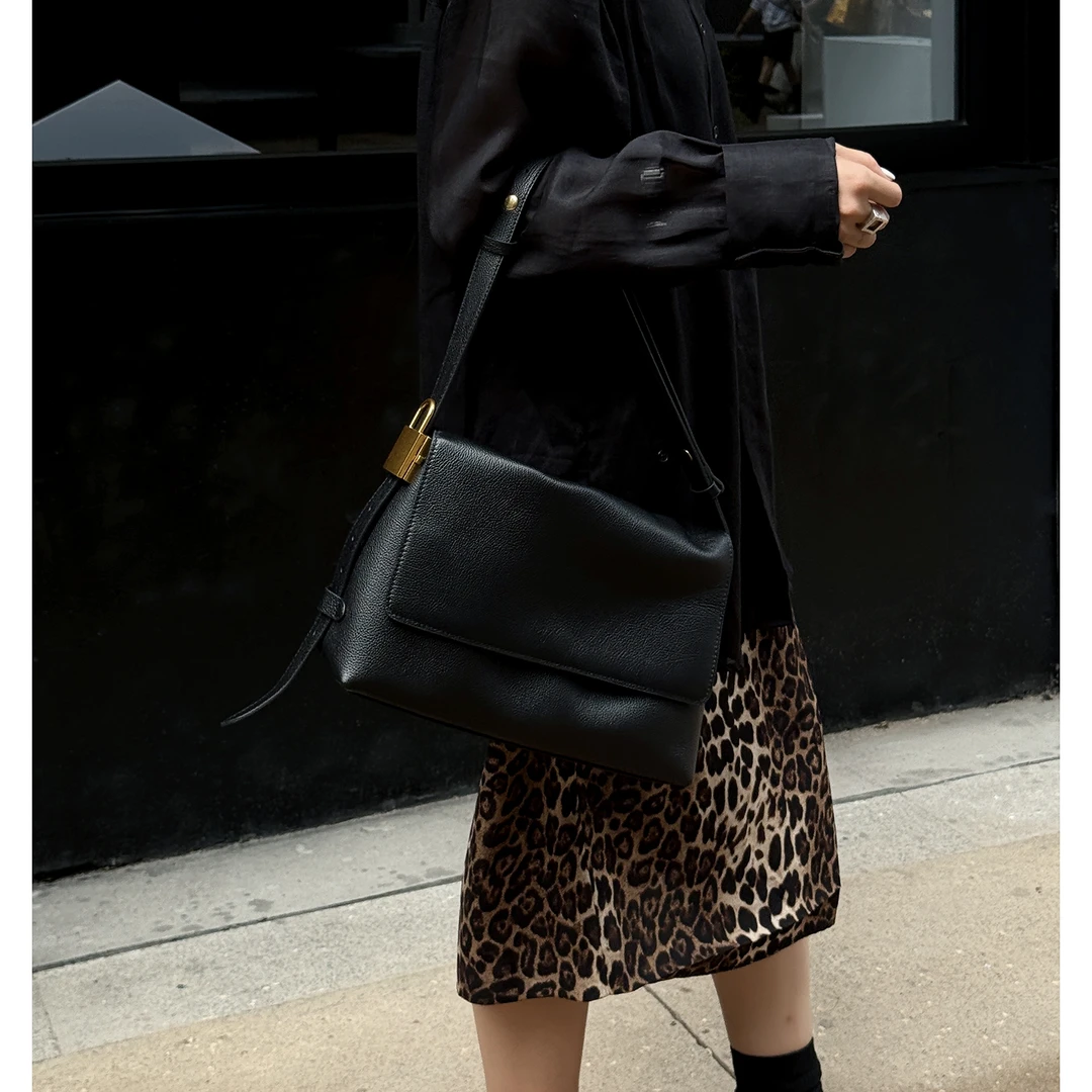 JISHE即奢25C新款高定头层牛皮简约时尚锁头巨百搭邮差包AL5036