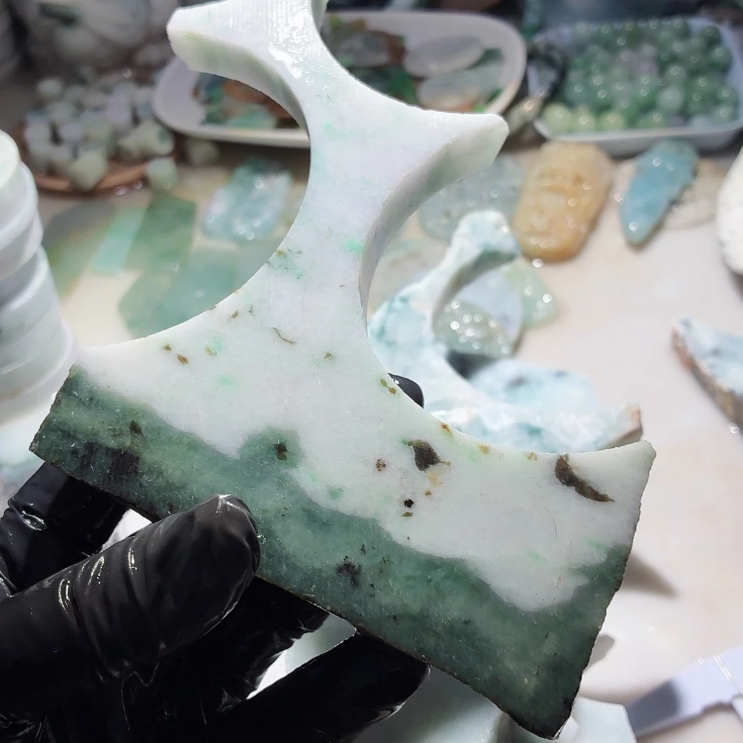 翡翠足铂镶嵌颈饰边角料