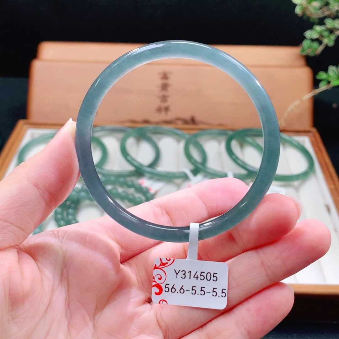 翡翠手镯（圆镯）未镶嵌