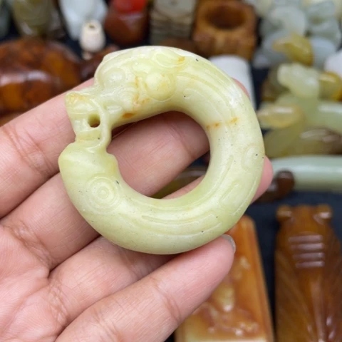 未镶嵌蛇纹石玉颈饰92