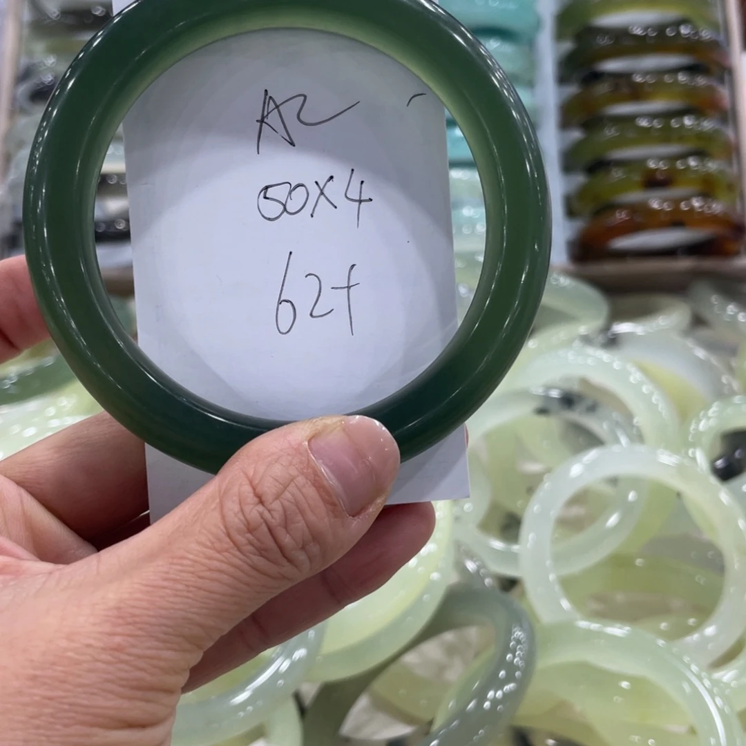 未镶嵌蛇纹石玉手镯没**?