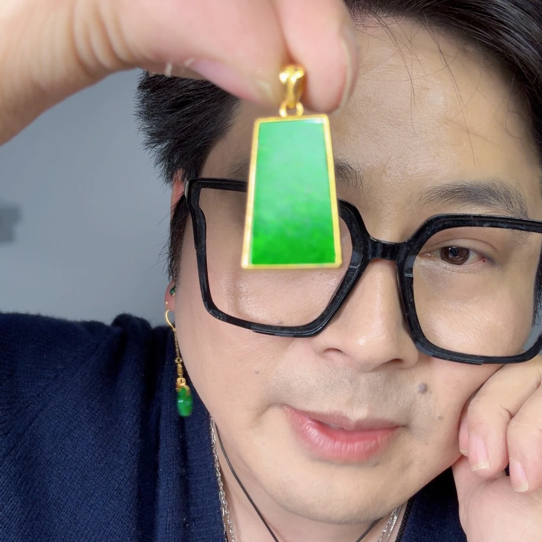 翡翠未镶嵌颈饰一件