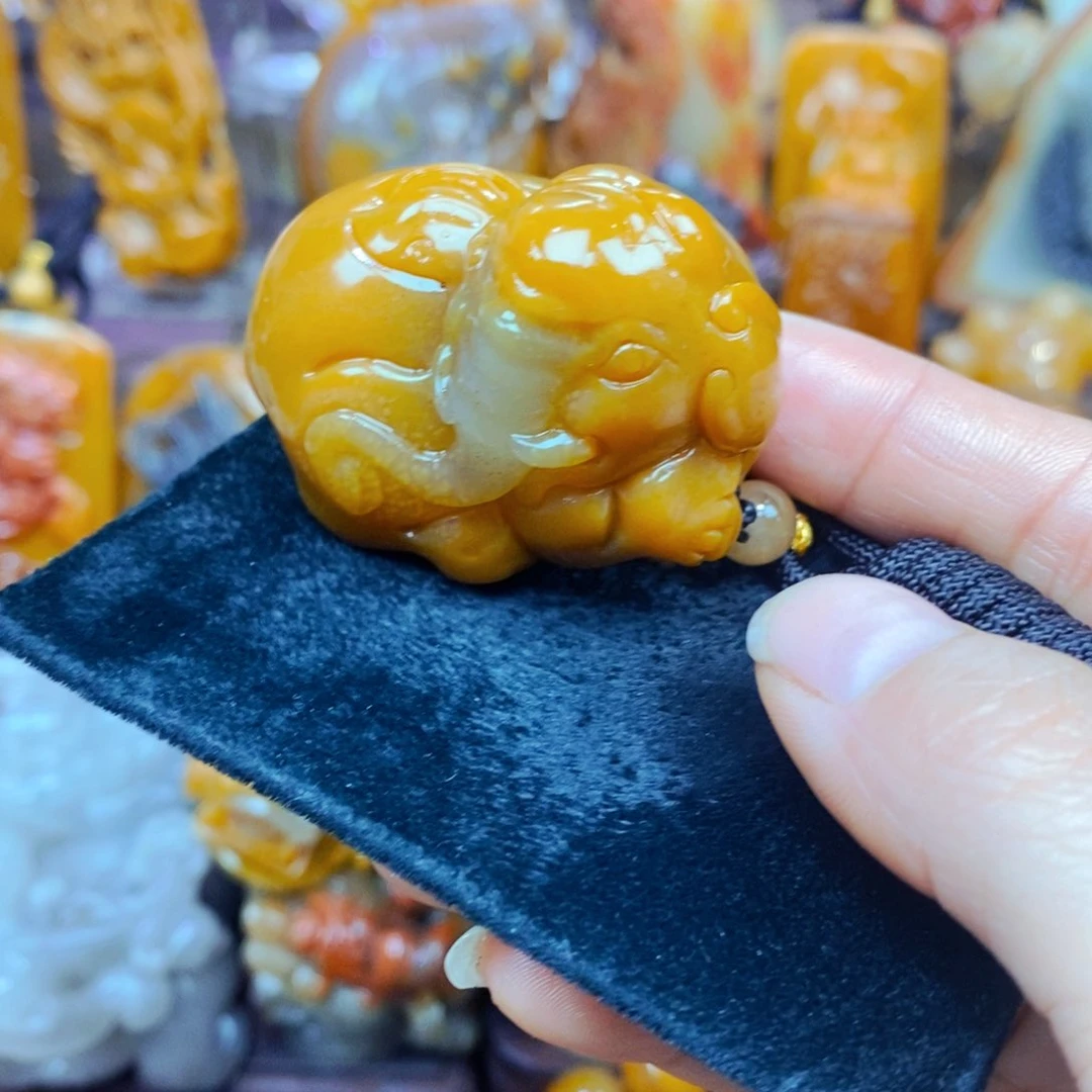 未镶嵌石英质玉（黄龙玉）颈饰