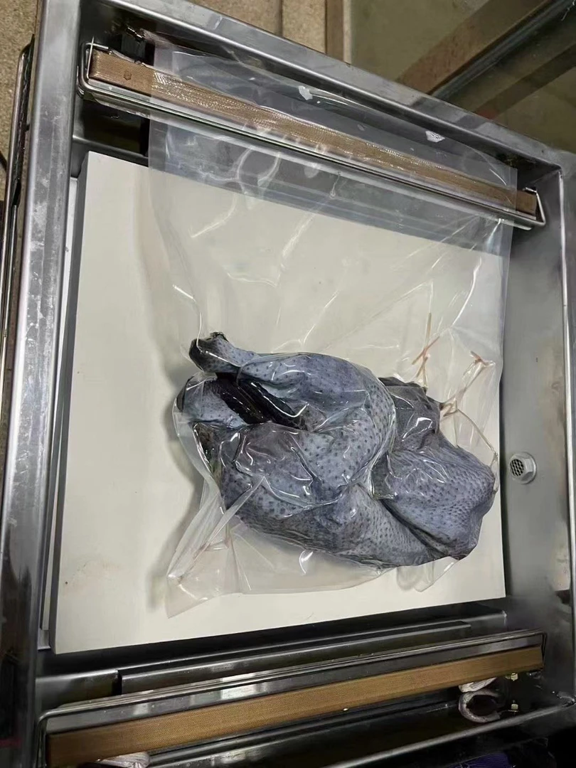 云南普洱农家散养一年左右 新鲜现杀整只乌骨鸡