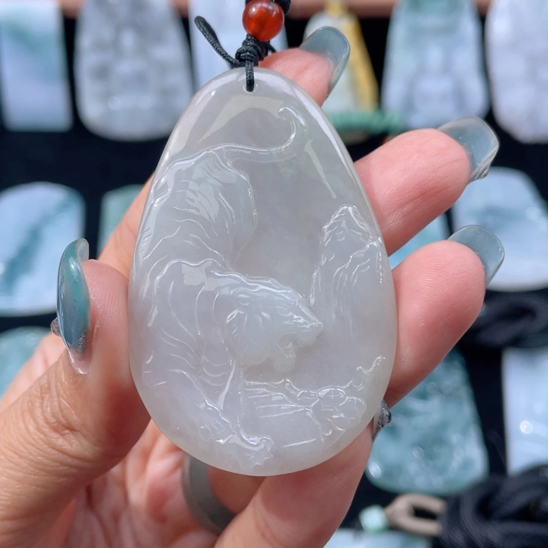 颈饰未镶嵌翡翠下山虎