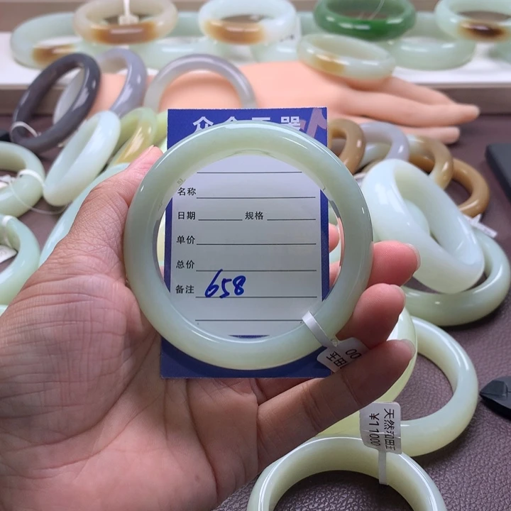 和田玉未镶嵌手镯