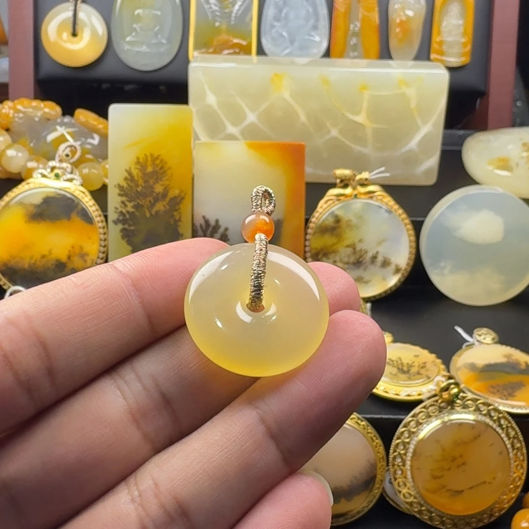 石英质玉（黄龙玉）未镶嵌颈饰