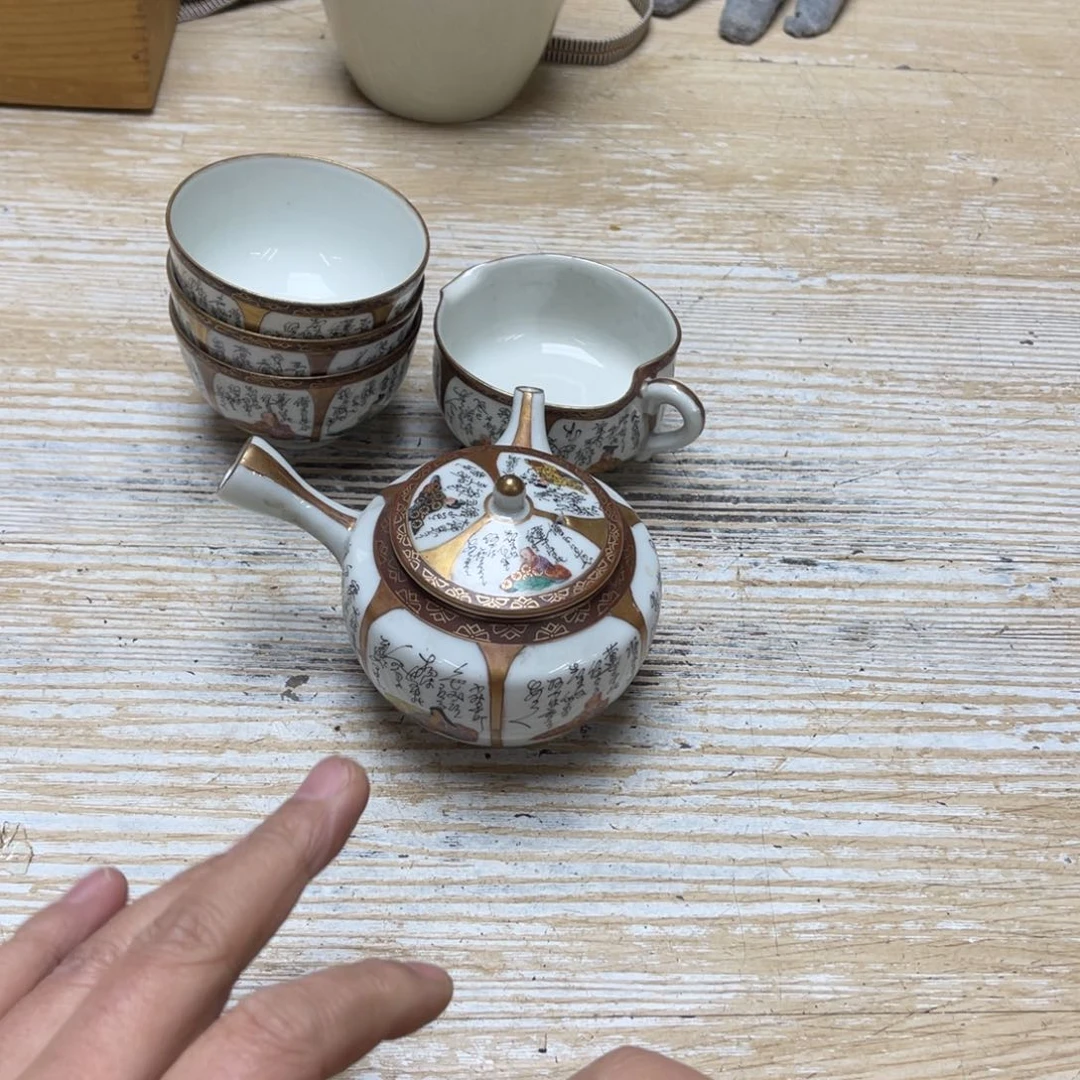 瓷片B****k密密麻麻地排列着一个大