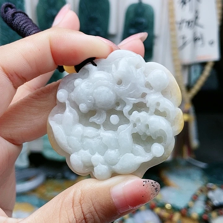颈饰足铂镶嵌翡翠翡翠
