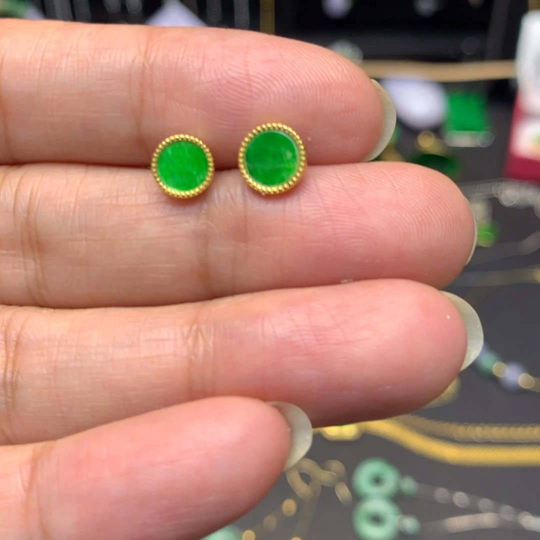 请***姐翡翠未镶嵌颈饰一对