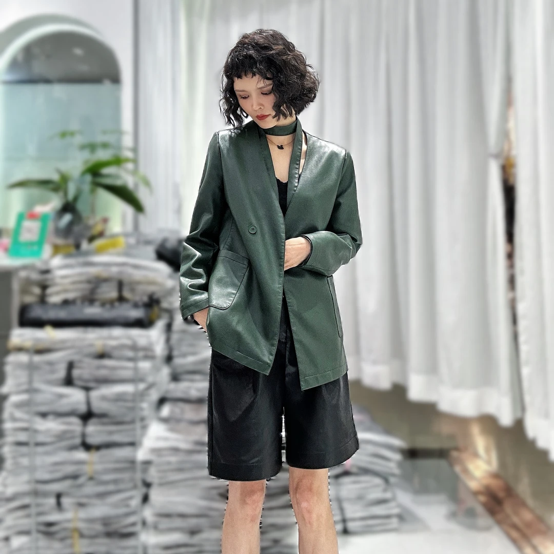 美拉德绿色标准纽扣秋季中长款宽松型皮衣休闲设计师百搭宽松外套