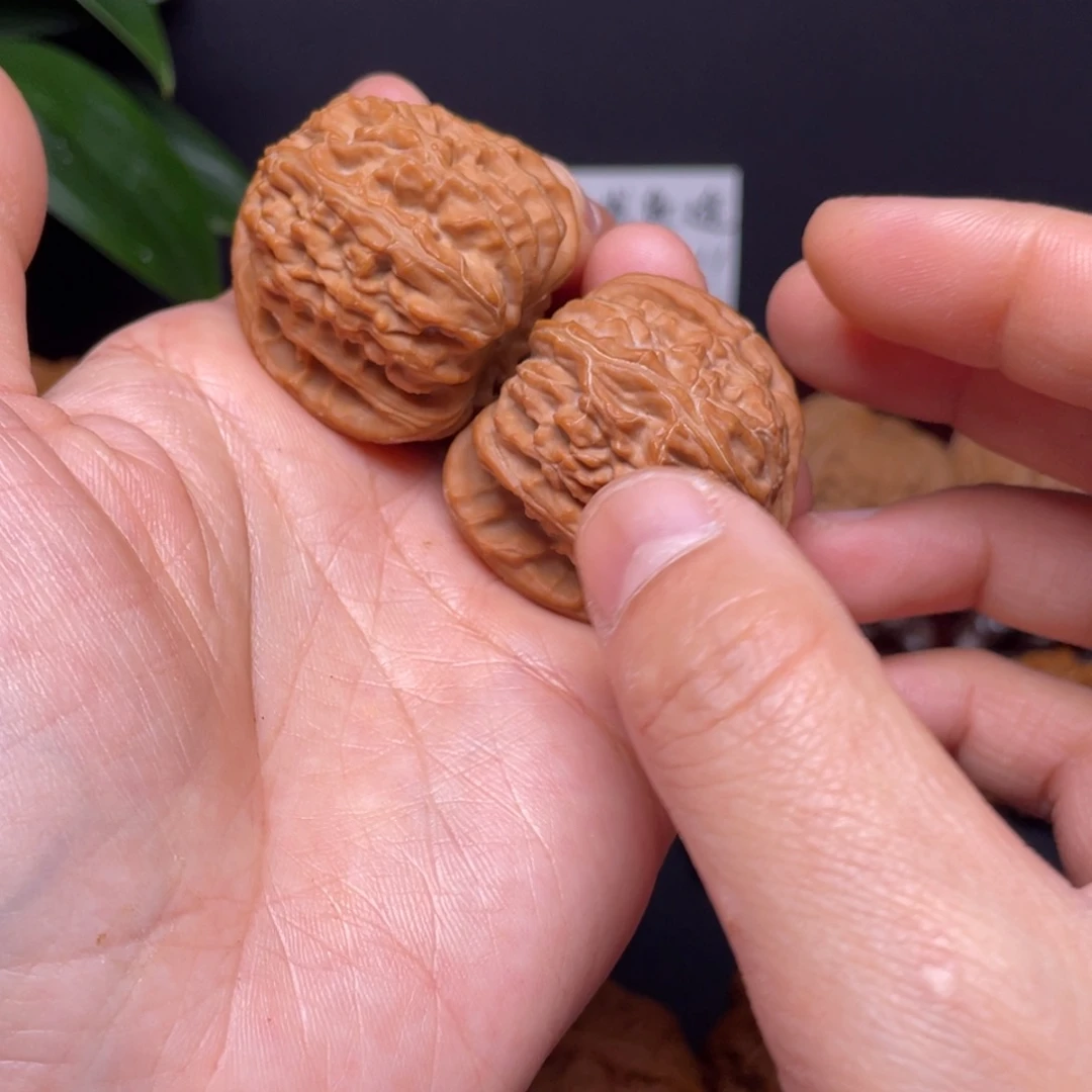 文玩核桃吊坠读****生37三角白