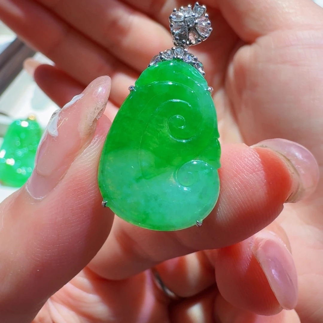 颈饰18K金镶嵌翡翠