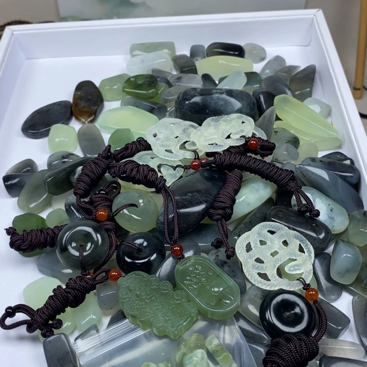 既***安蛇纹石玉未镶嵌颈饰