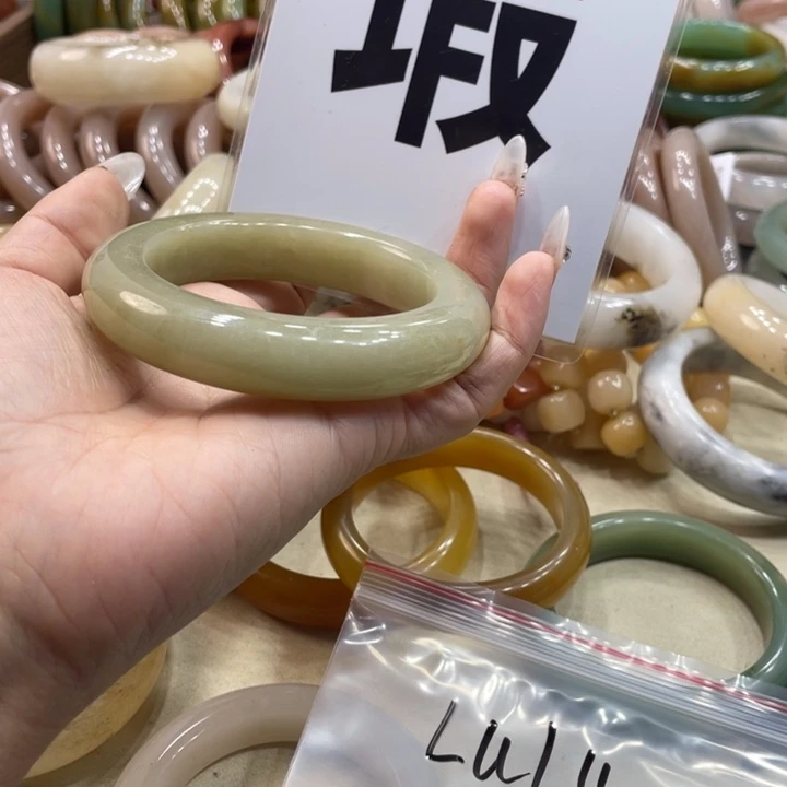 L***U石英质玉未镶嵌珠宝奇石