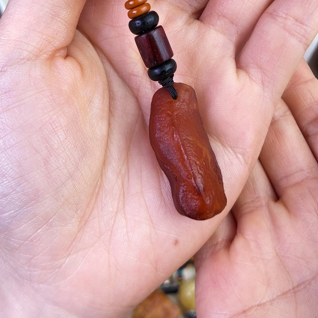 琥珀珠宝奇石未镶嵌。