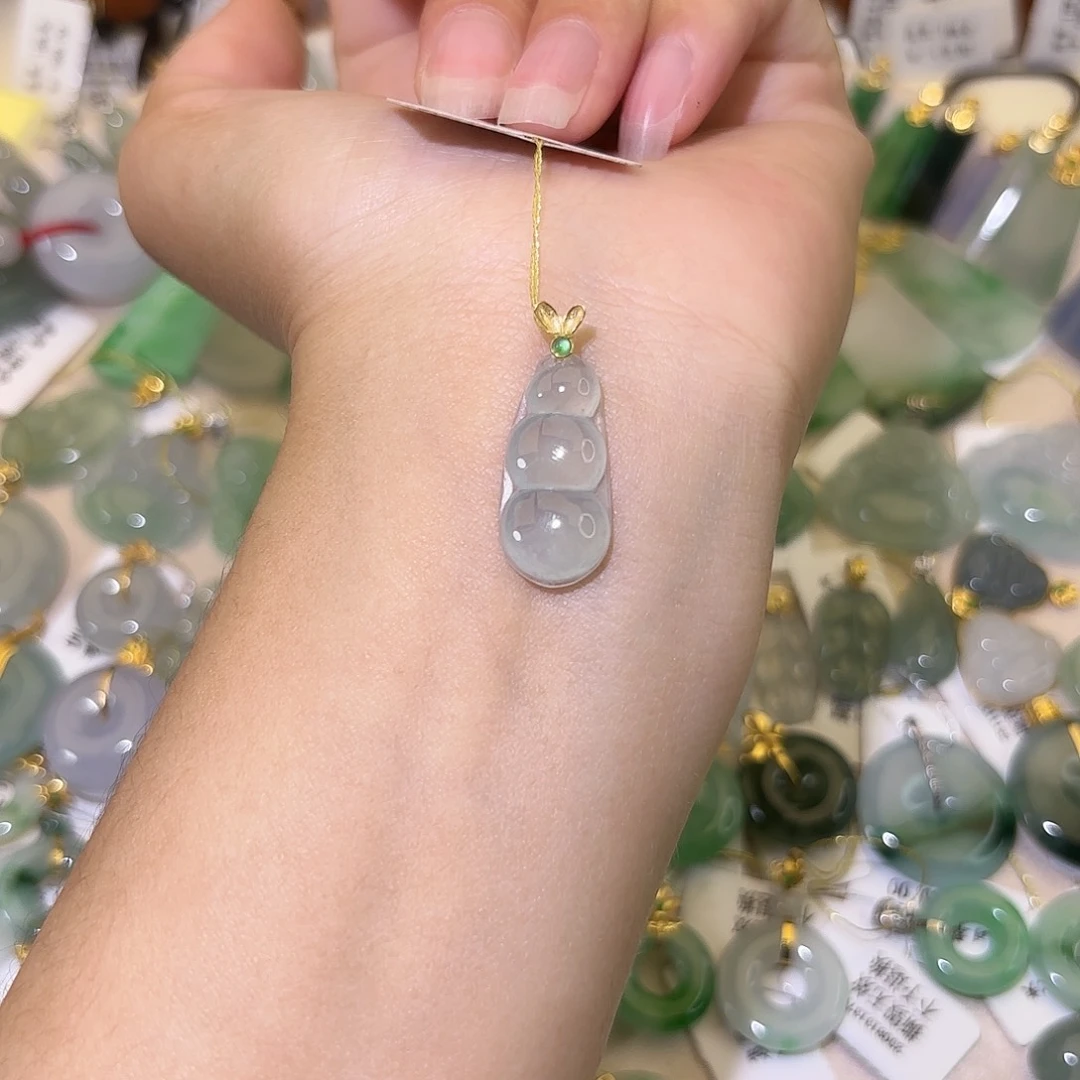 翡翠18K金镶嵌颈饰豆子