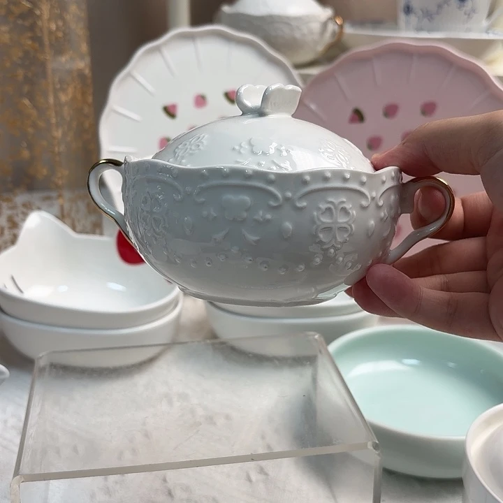 白色金边汤盅。