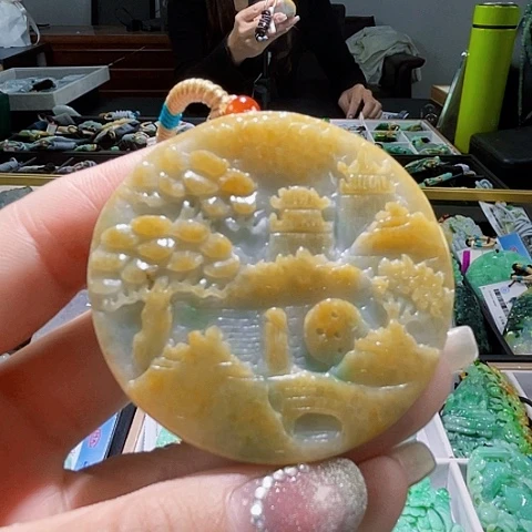翡翠未镶嵌颈饰一个