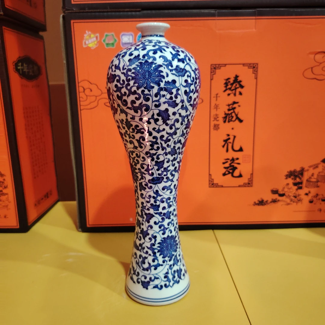 小号缠枝莲陶瓷梅瓶