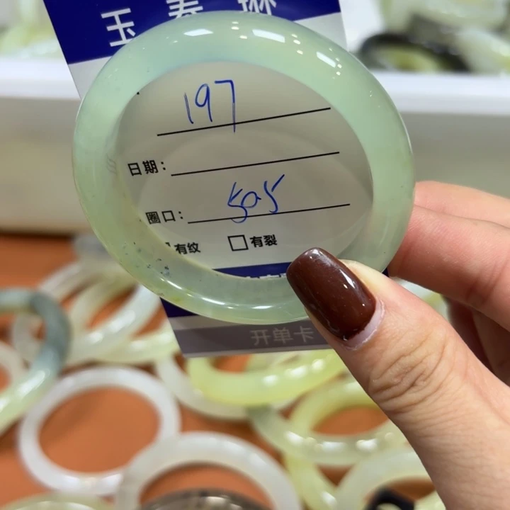 未镶嵌岫玉手镯天然