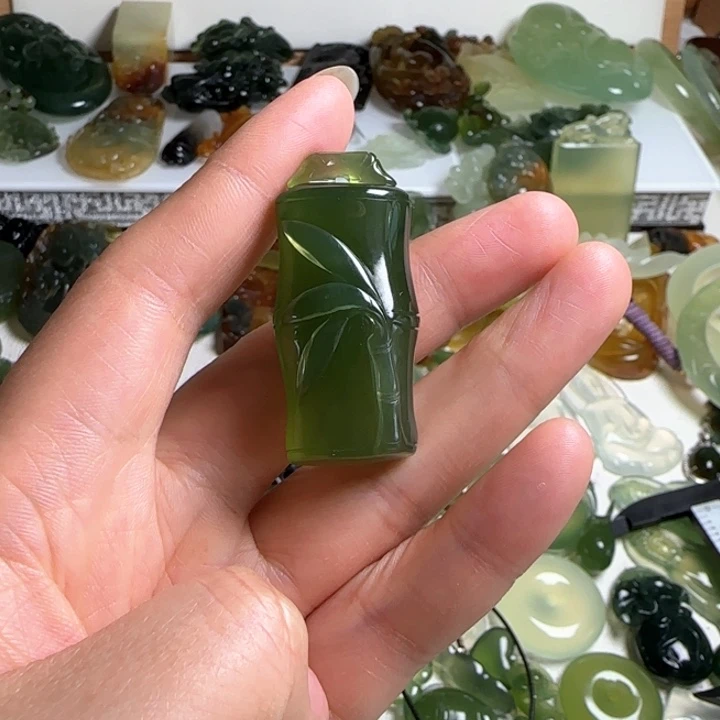 蛇纹石玉未镶嵌颈饰