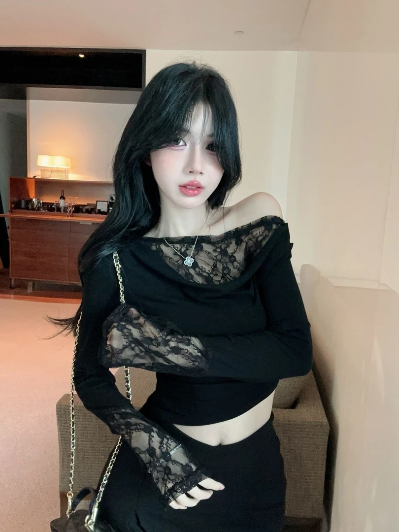 设计感蕾丝拼接长袖t恤女短款不规则一字肩荡领纯欲上衣