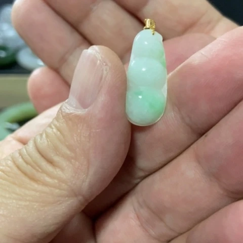 翡翠颈饰18K金镶嵌在**枝