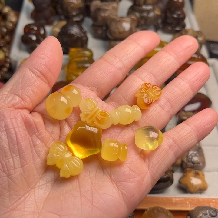 琥珀未镶嵌颈饰蜜蜡