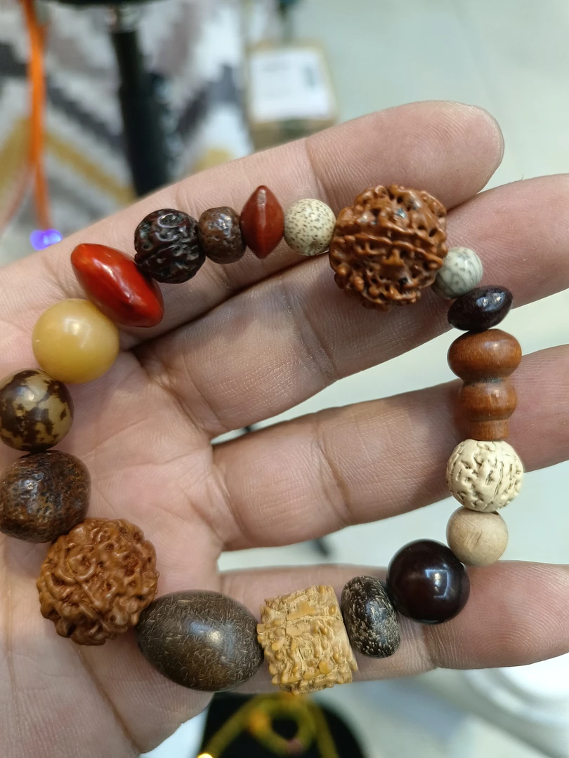 不锈钢项链  پۈتۈنلەي مېۋىلەرنىڭ ئۇرۇقىدا ياسالغان بىلەيزۈك.