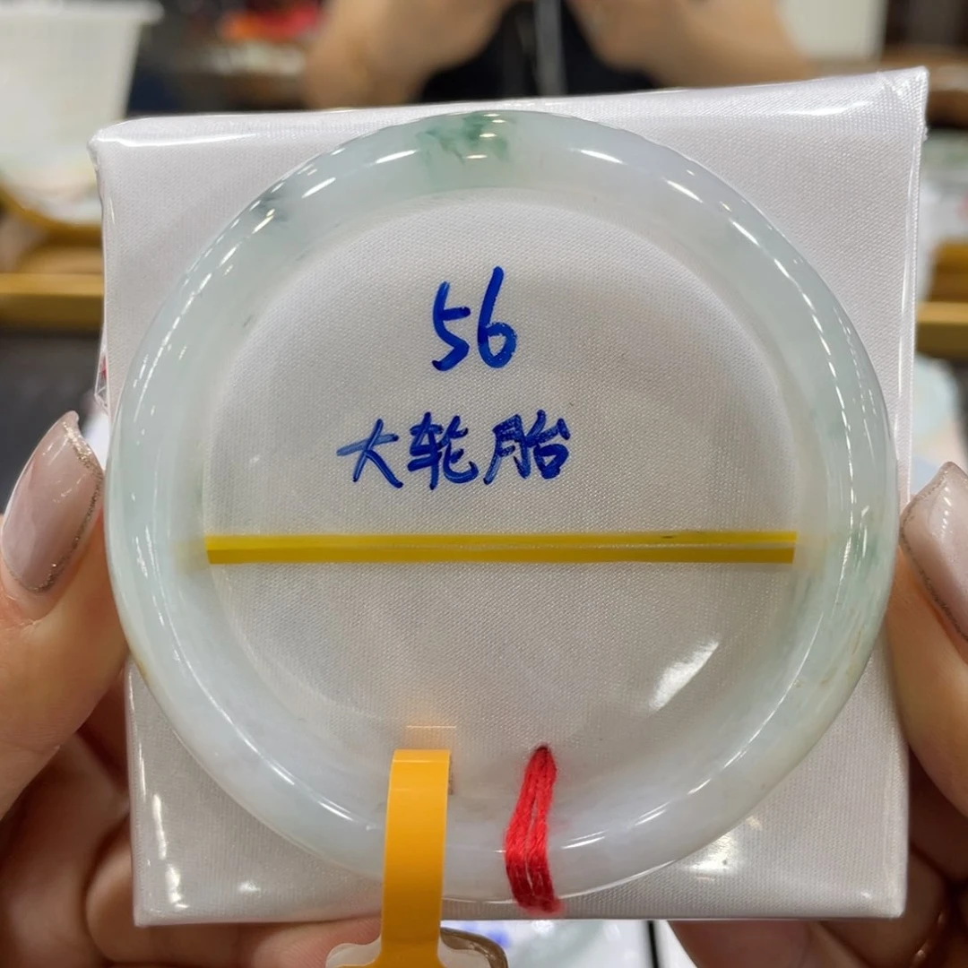 翡翠手镯未镶嵌翡翠