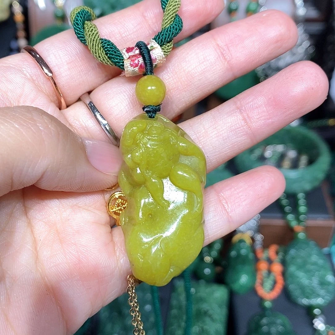 颈饰未镶嵌和田玉（碧玉）