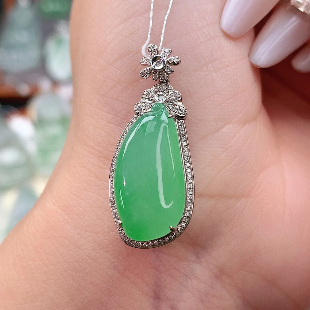 颈饰18K金镶嵌翡翠瓜