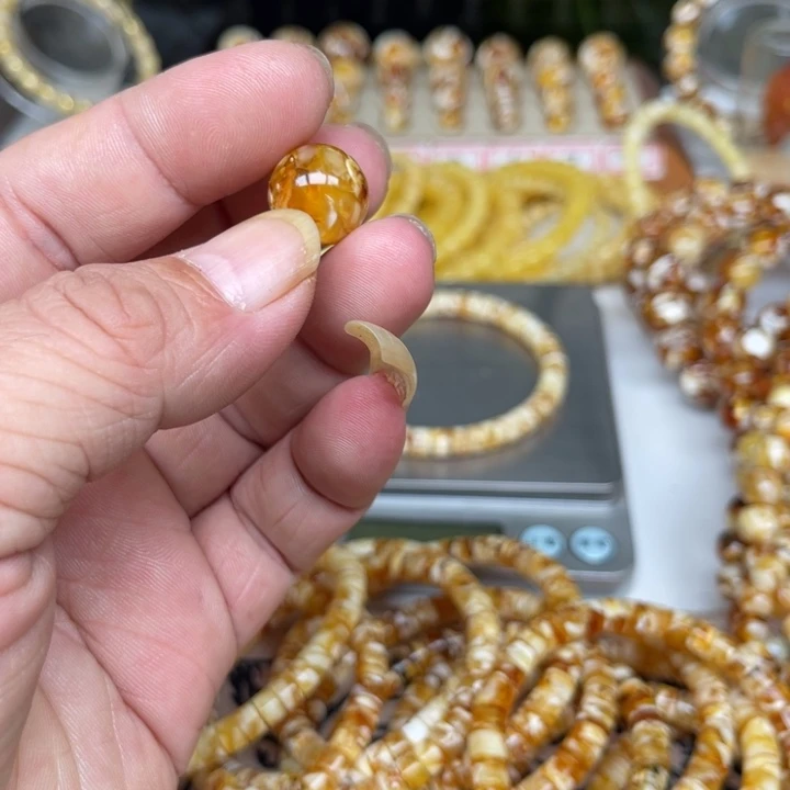 琥珀未镶嵌裸石82号