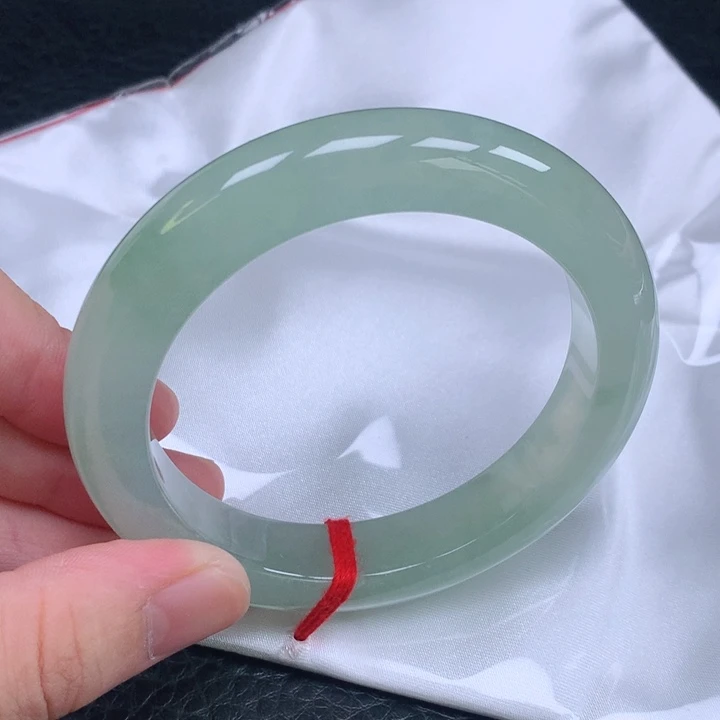 翡翠手镯未镶嵌。