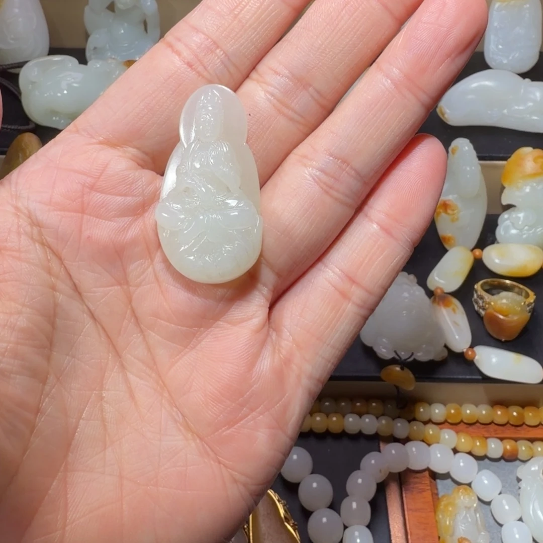 老***娜和田玉未镶嵌颈饰