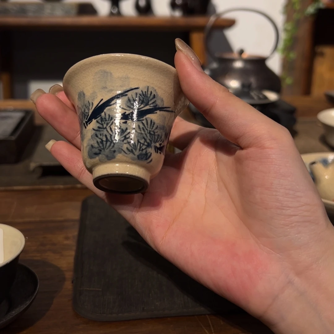 瓷片陶瓷。        陶瓷。