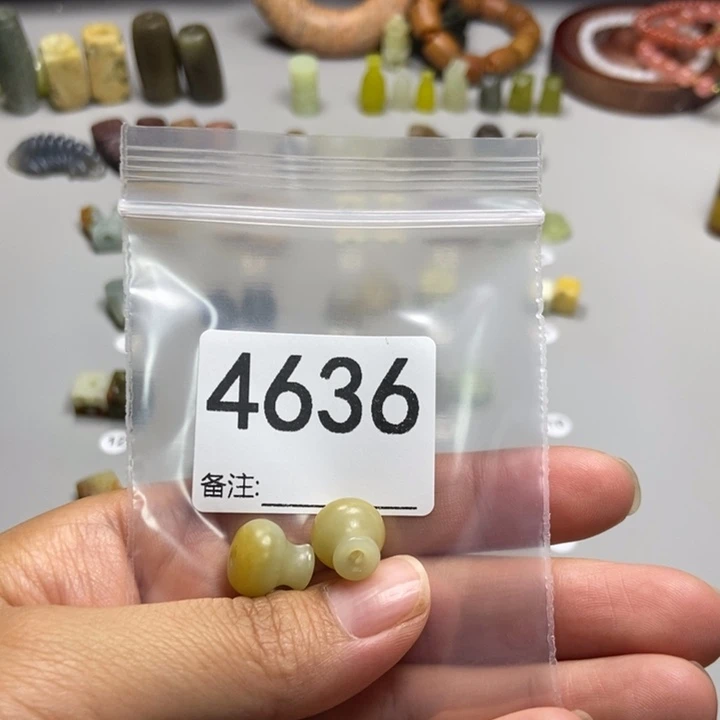 哆***梦未镶嵌蛇纹石玉颈饰