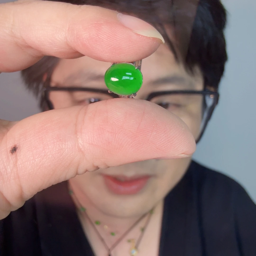 翡翠未镶嵌颈饰一件